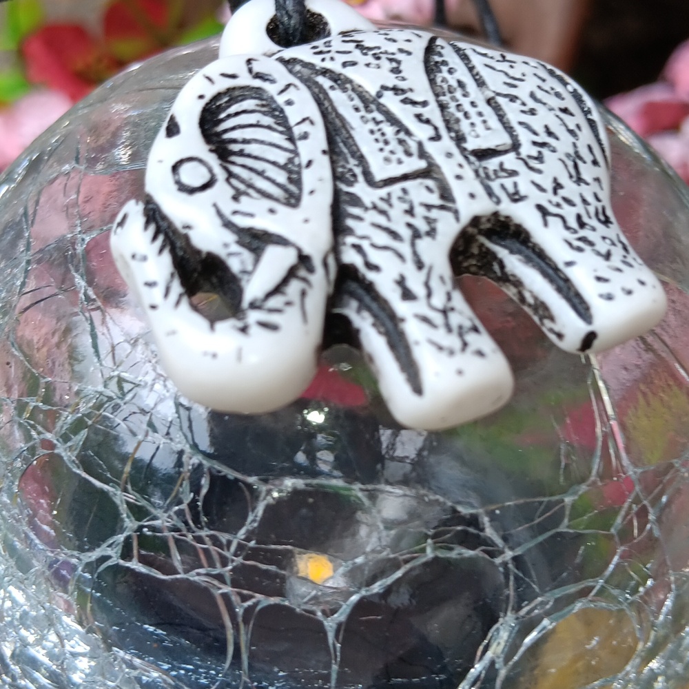 🆕️ARTISAN CARVED RESIN HIGHLY DETAILED ELEPHANT NECKLACE(EL3) - Picture 5 of 15